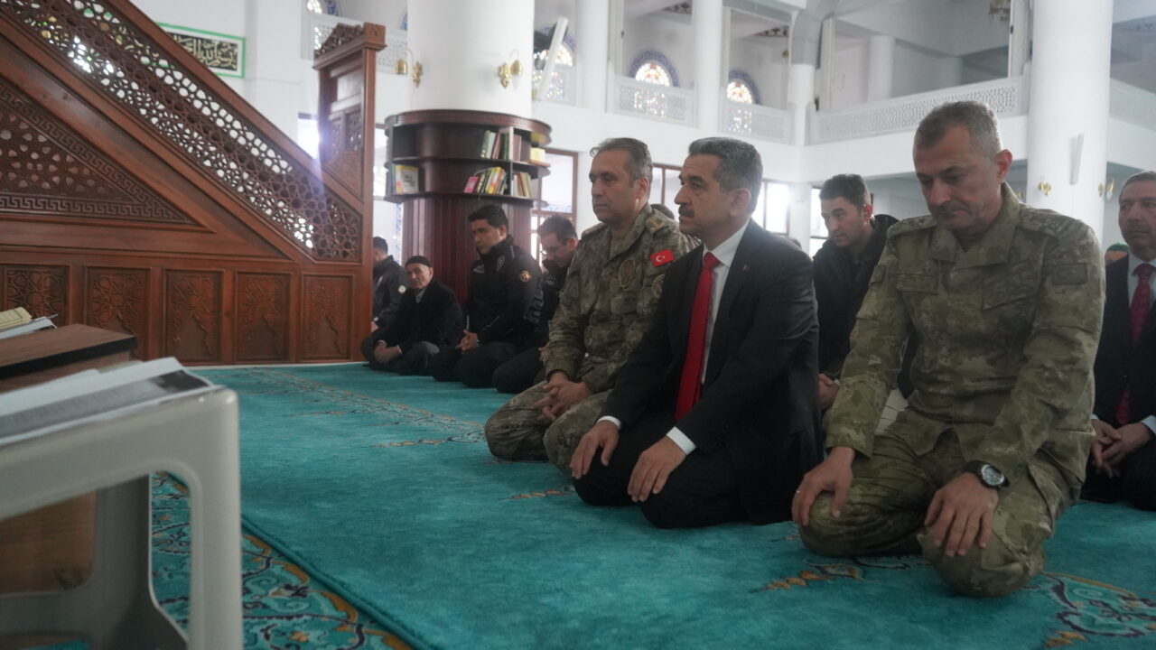 ŞIRNAK (AA) – Şırnak'ta şehitler için mevlit okutuldu. İl Emniyet