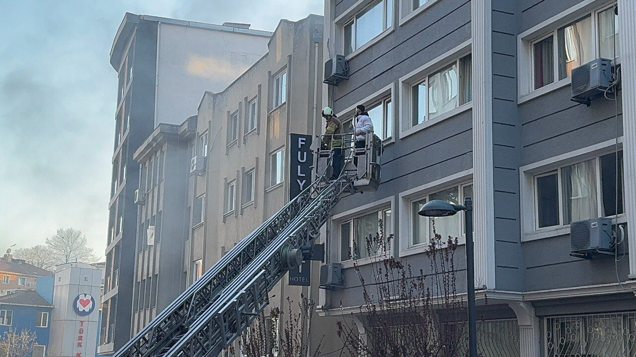 İSTANBUL (AA) – Şişli'de 6 katlı otelde çıkan yangında mahsur