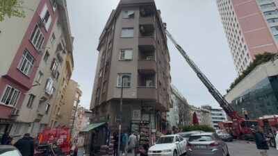- Dumandan etkilenen bir kişiye sağlık ekipleri olay yerinde müdahale
