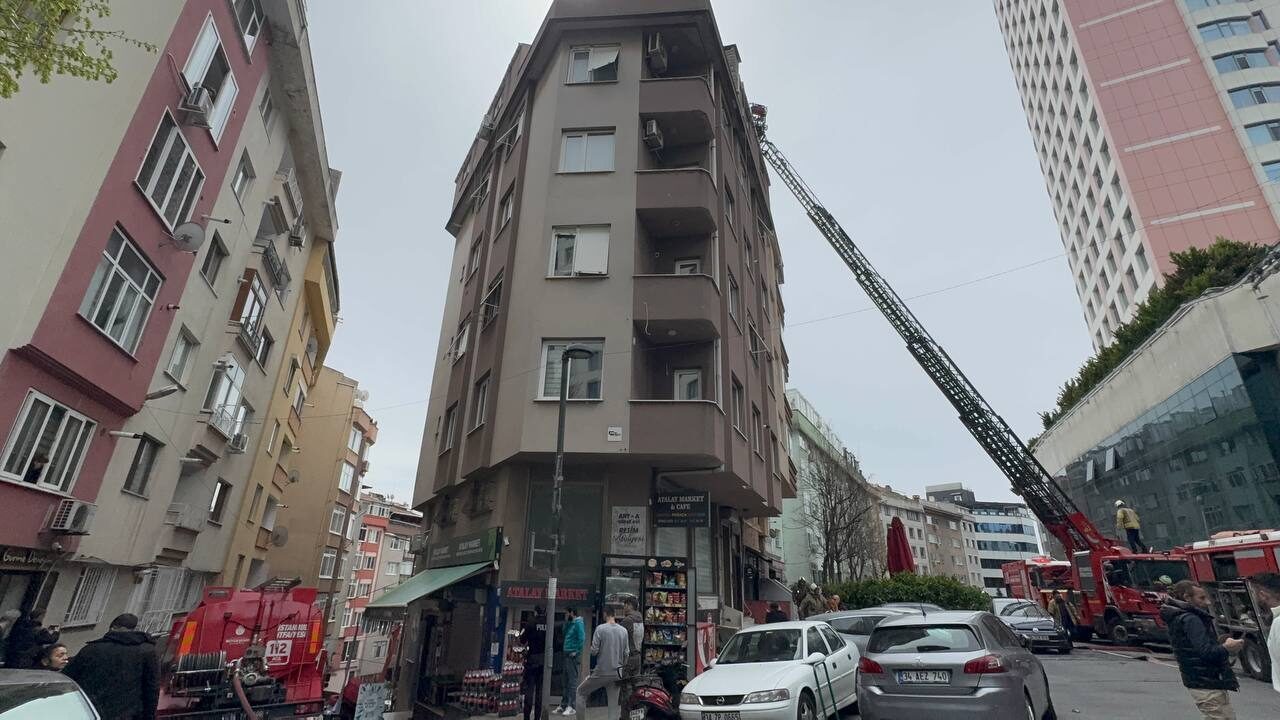 - Dumandan etkilenen bir kişiye sağlık ekipleri olay yerinde müdahale