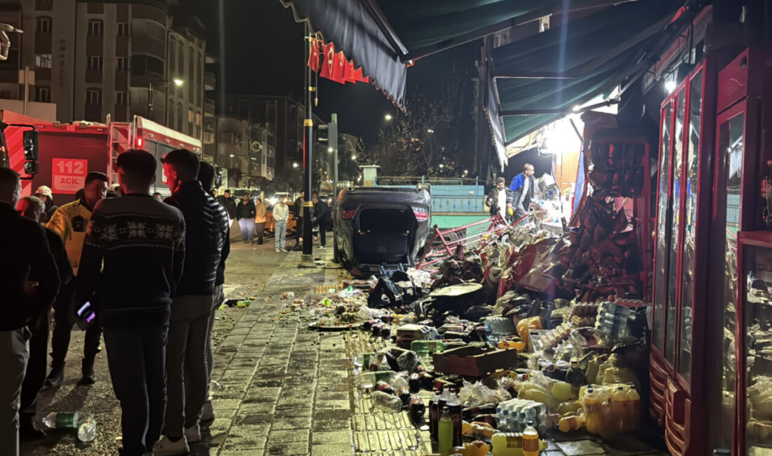 SİVAS (AA) – Sivas'ta devrilen otomobilin çarptığı 2 iş yerinde