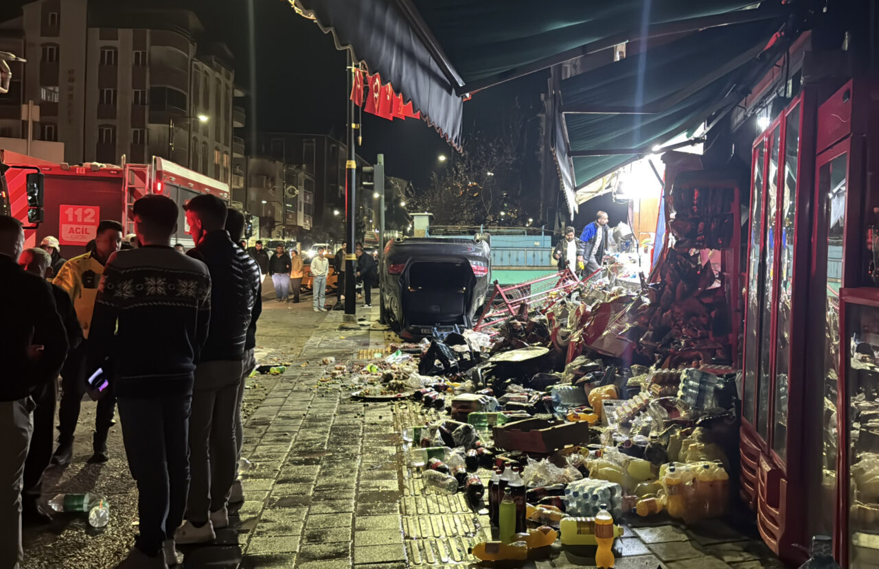 SİVAS (AA) – Sivas'ta devrilen otomobilin çarptığı 2 iş yerinde
