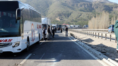 - Kaza sebebiyle Sivas-Kayseri kara yolunun Sivas istikameti ulaşıma kapandı