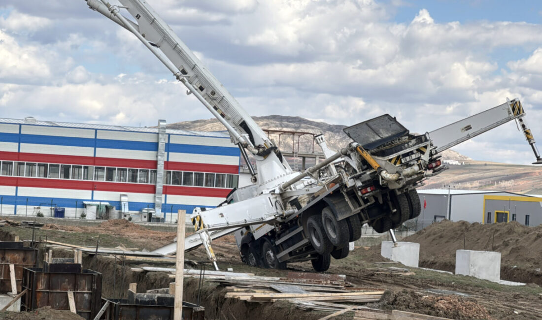 SİVAS (AA) – Sivas'ta devrilen beton pompasının çarpması sonucu beton