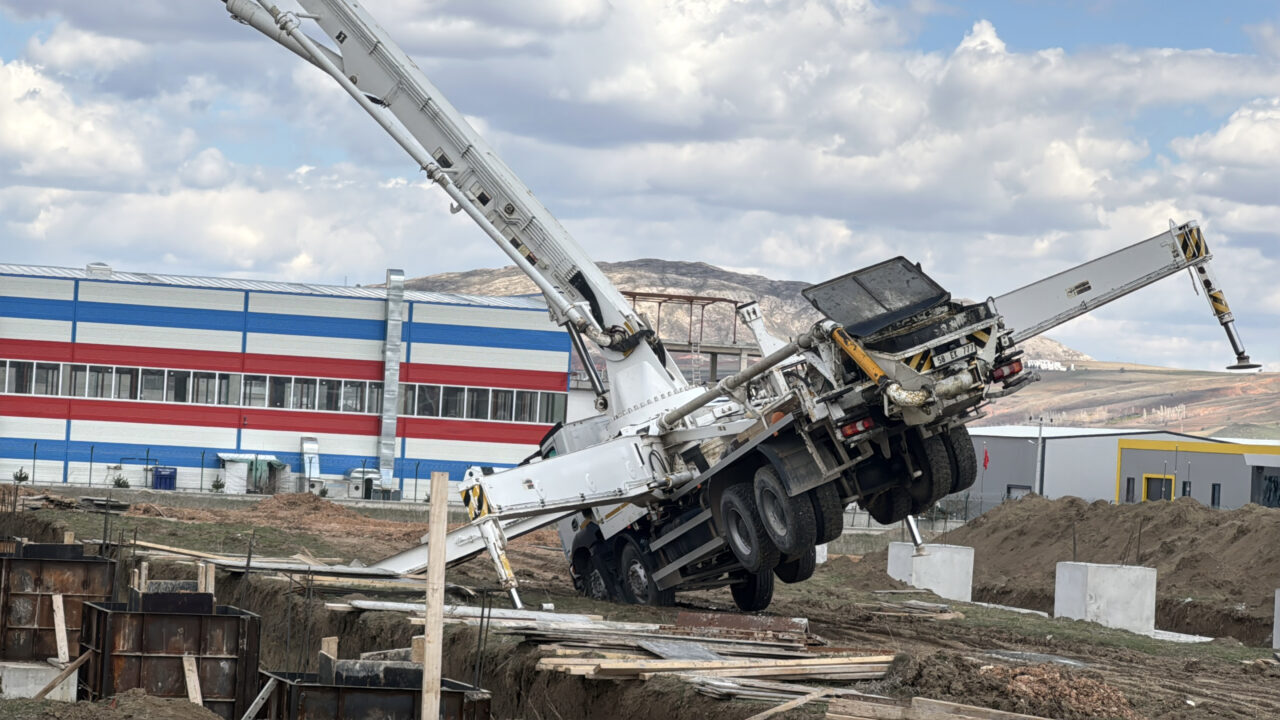 SİVAS (AA) – Sivas'ta devrilen beton pompasının çarpması sonucu beton