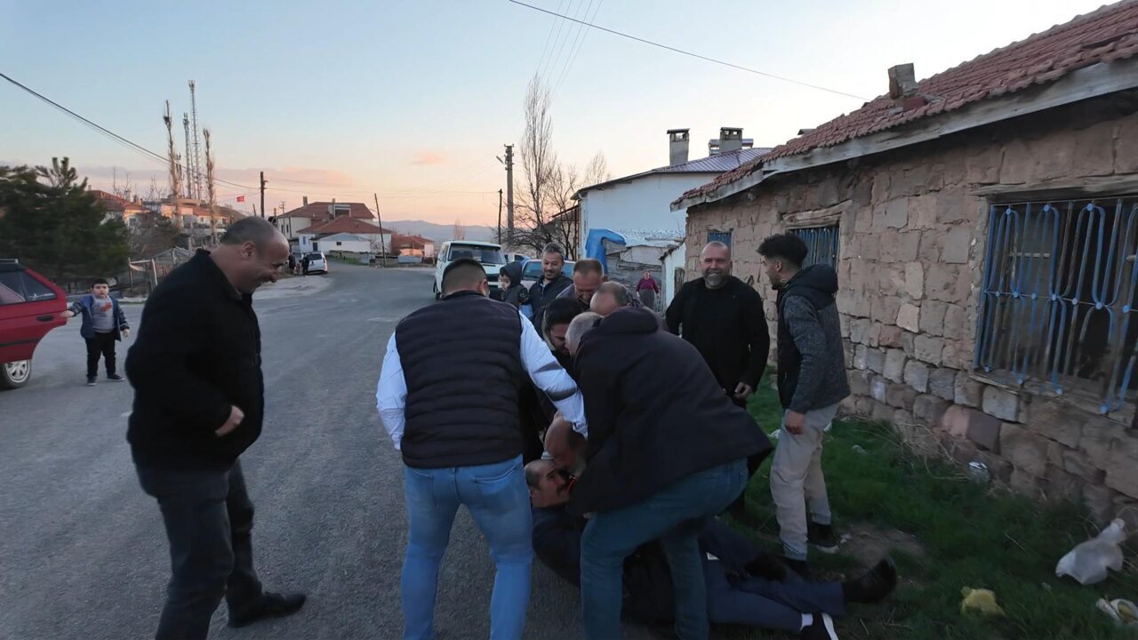 SİVAS (AA) – Sivas'ın Şarkışla ilçesinde mahalle sakinleri, "kavga çıktı"