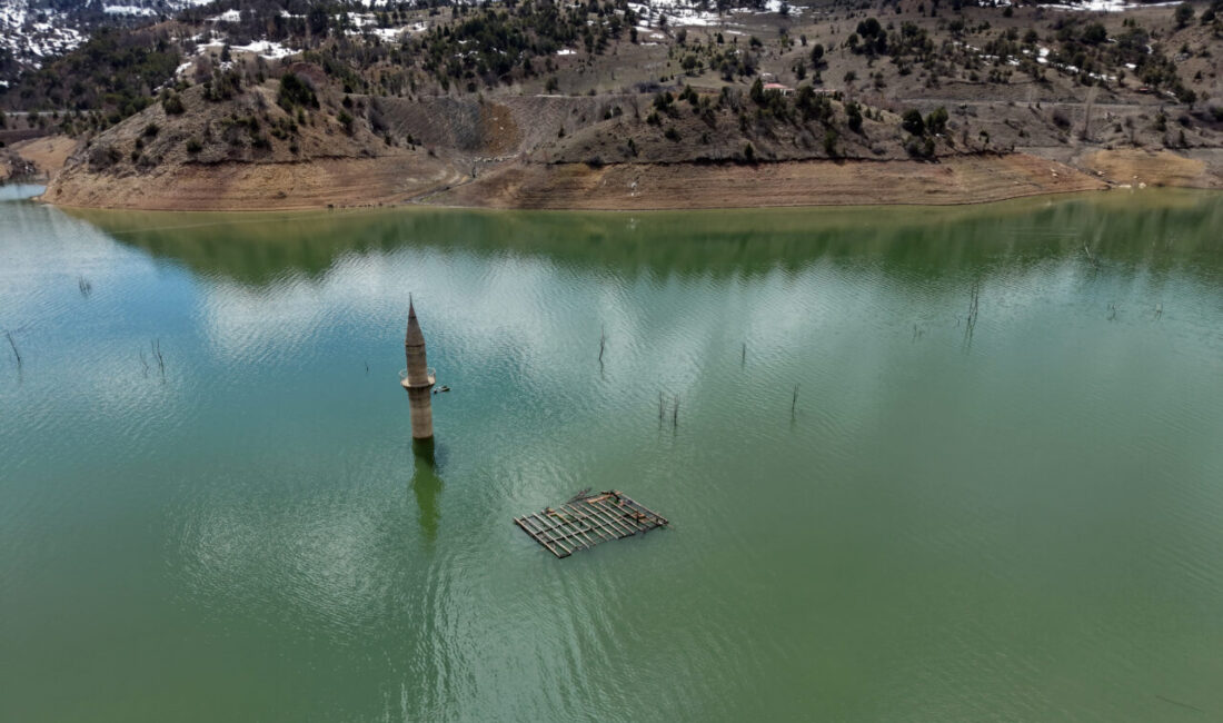 SİVAS (AA) – Sivas'ın Hafik ilçesinde, Pusat-Özen Barajı'nın suları altında