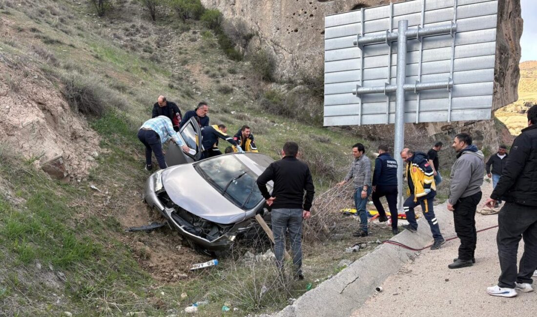 SİVAS (AA) – Sivas'ın Suşehri ilçesinde şarampole devrilen otomobildeki 3