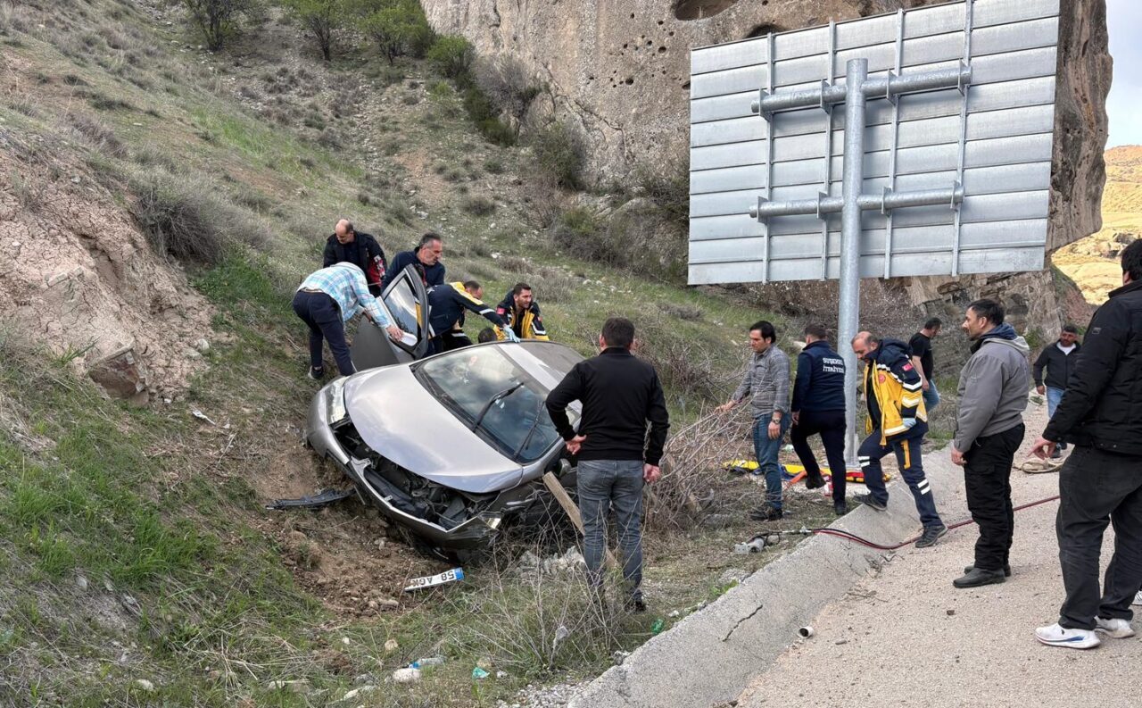 SİVAS (AA) – Sivas'ın Suşehri ilçesinde şarampole devrilen otomobildeki 3