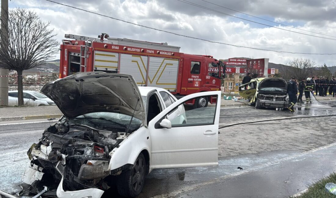 SİVAS (AA) – Sivas'ta taksi ile otomobilin çarpıştığı kazada 4'ü