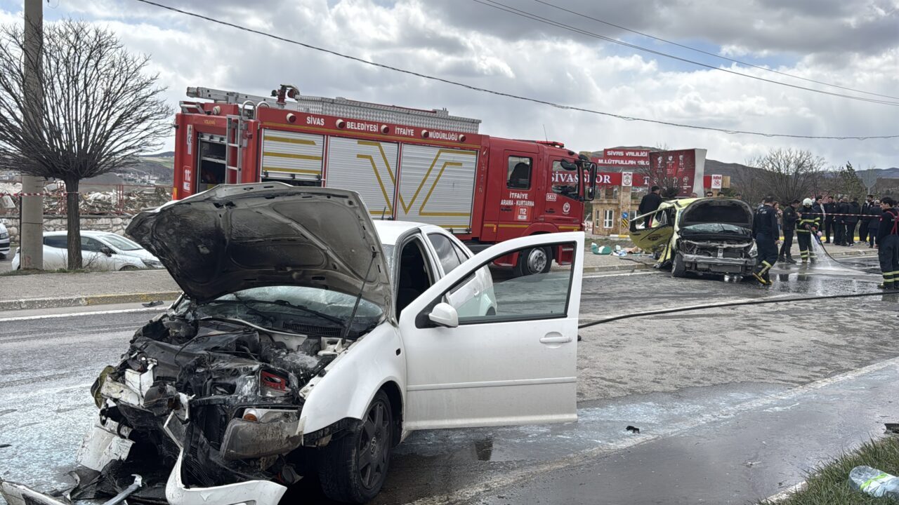 SİVAS (AA) – Sivas'ta taksi ile otomobilin çarpıştığı kazada 4'ü