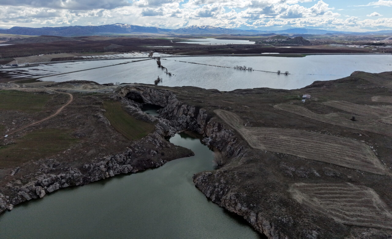 SİVAS (AA) – Sivas'ın Hafik ilçesinde tarım arazilerinde yağışlarla yer