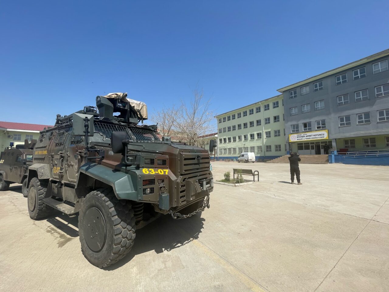 - Şanlıurfa Valisi Hasan Şıldak:
- "16 yaralıdan 4'ü öğretmen, 10'u