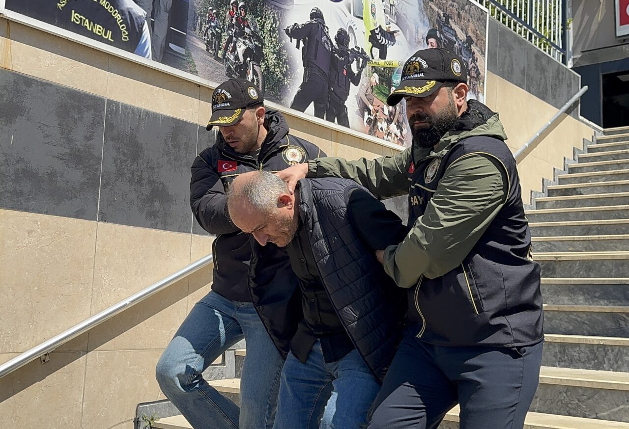 İSTANBUL (AA) – Sosyal medya hesabında polis yeleğiyle yayın yaptığı