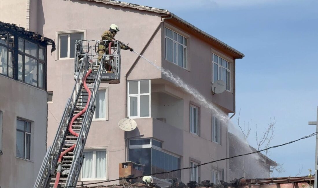 İSTANBUL (AA) – Sultanbeyli'de bir binanın çatısında çıkan ve bitişiğindeki