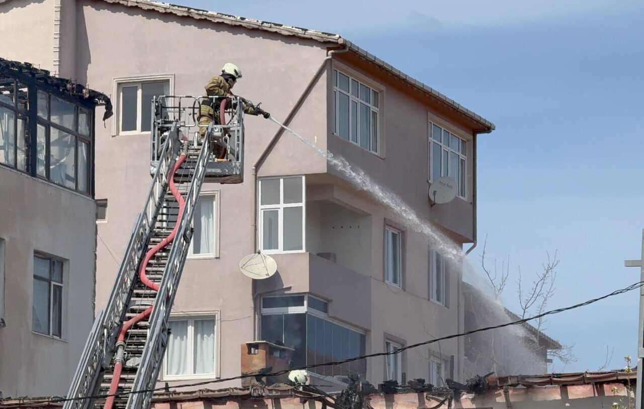 İSTANBUL (AA) – Sultanbeyli'de bir binanın çatısında çıkan ve bitişiğindeki