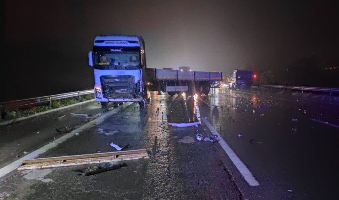 GAZİANTEP (AA) – Tarsus-Adana-Gaziantep (TAG) Otoyolu'nda kamyonet ile çekicinin çarpıştığı