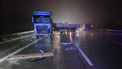 GAZİANTEP (AA) – Tarsus-Adana-Gaziantep (TAG) Otoyolu'nda kamyonet ile çekicinin çarpıştığı