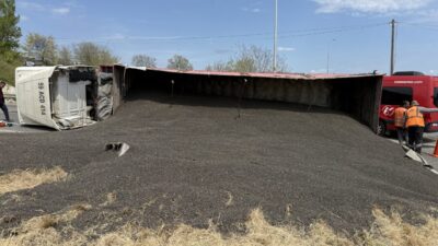 TEKİRDAĞ (AA) – Tekirdağ'da devrilen ayçiçeği yüklü tır, Tekirdağ-Muratlı kara