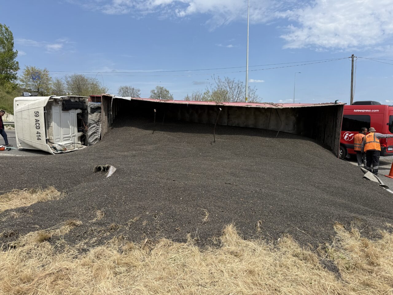 TEKİRDAĞ (AA) – Tekirdağ'da devrilen ayçiçeği yüklü tır, Tekirdağ-Muratlı kara