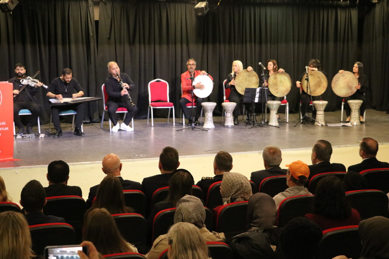 TEKİRDAĞ (AA) – Tekirdağ'da 8 Nisan Dünya Romanlar Günü dolayısıyla
