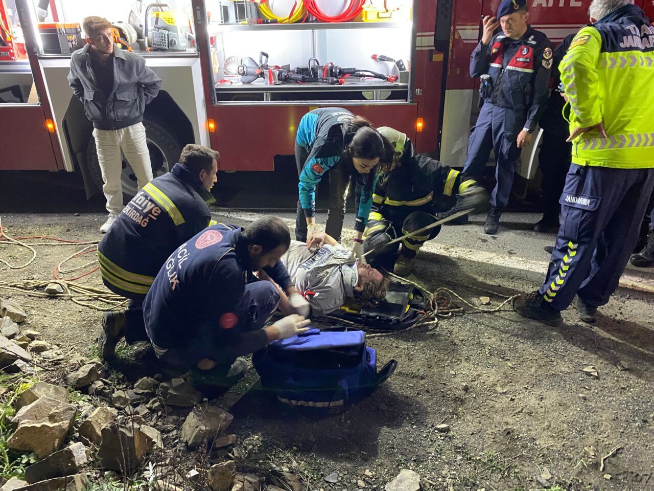 TEKİRDAĞ (AA) – Tekirdağ'ın Şarköy ilçesinde uçurumdan deniz kenarına düşen