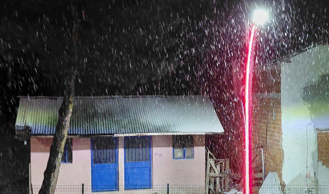 TOKAT (AA) – Tokat'ın 1450 rakımlı Başçiftlik ilçesinde kar yağışı