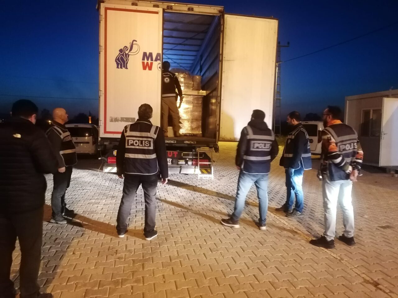 TOKAT (AA) – Tokat’ın Erbaa ilçesinde emniyet ekiplerinin durdurduğu İran