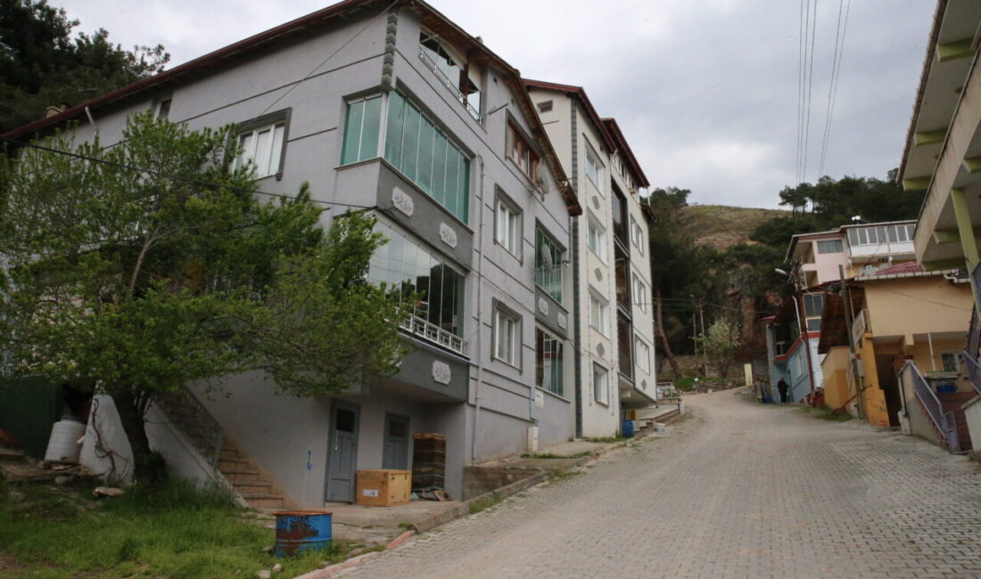 TOKAT (AA) – Tokat'ın Reşadiye ilçesinde heyelan nedeniyle 5 binanın