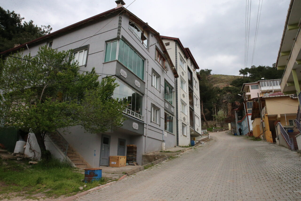 TOKAT (AA) – Tokat'ın Reşadiye ilçesinde heyelan nedeniyle 5 binanın