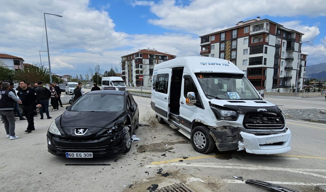 TOKAT (AA) – Tokat'ın Erbaa ilçesinde otomobil ile okul servisinin