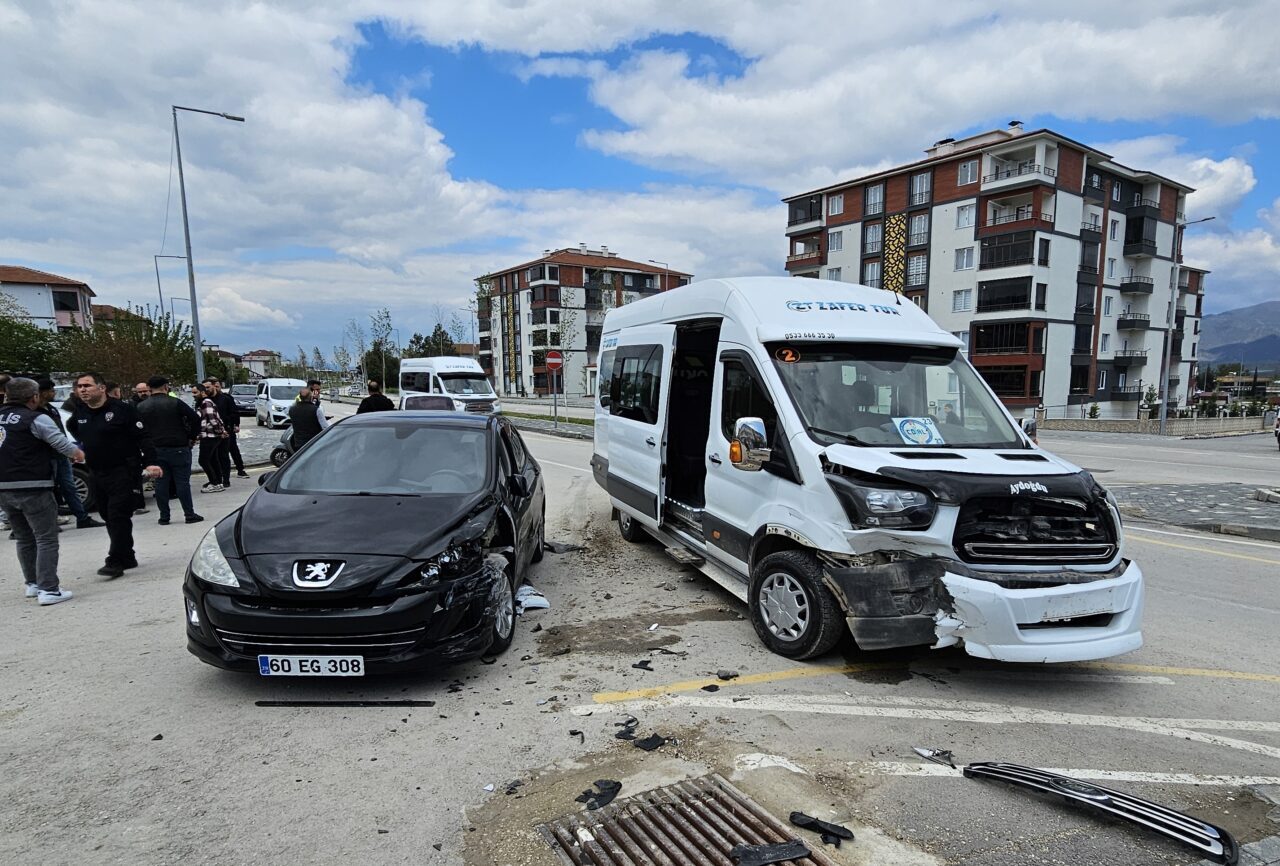 TOKAT (AA) – Tokat'ın Erbaa ilçesinde otomobil ile okul servisinin