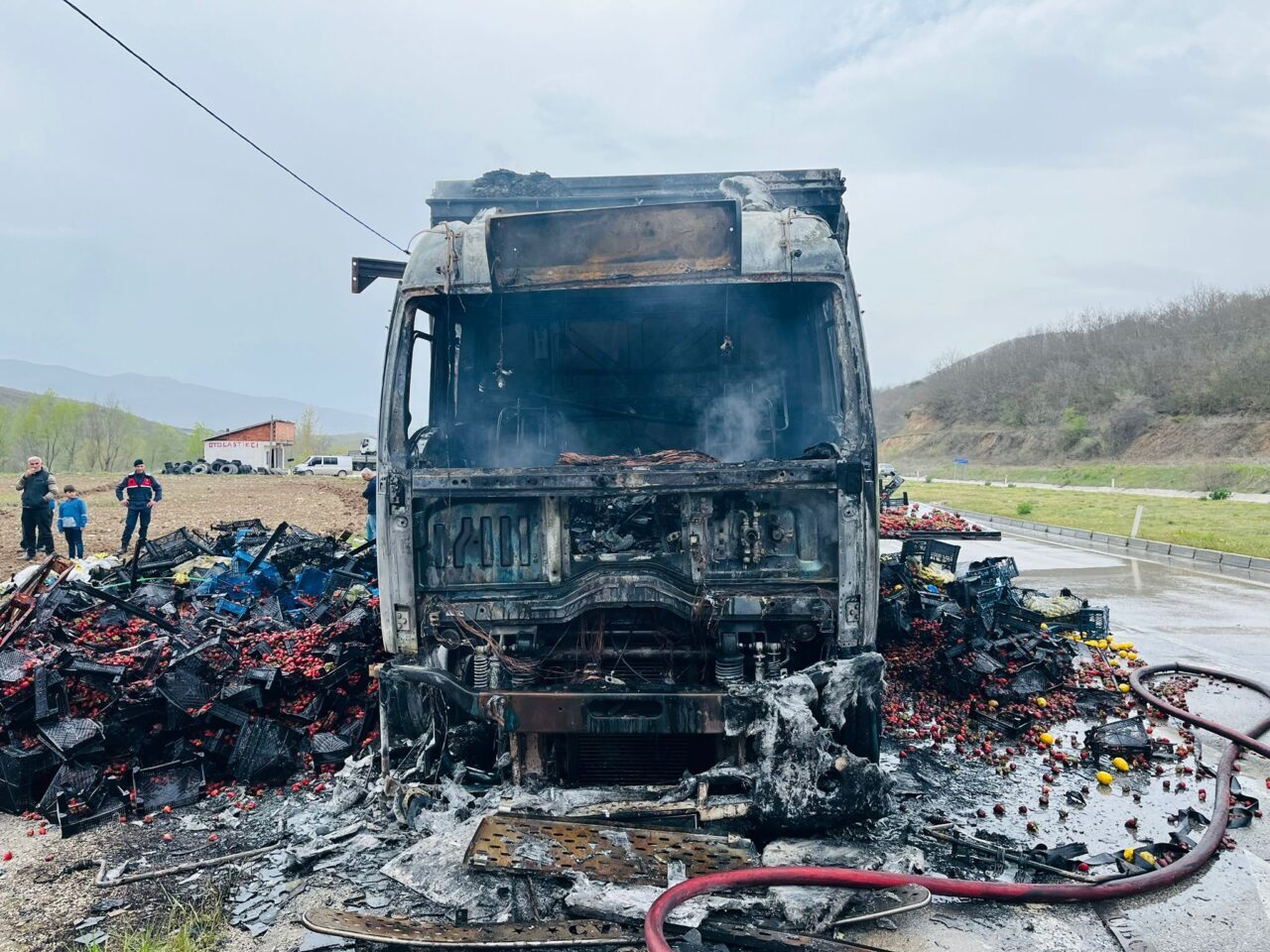 TOKAT (AA) – Tokat'ta çilek yüklü kamyonda çıkan yangın, itfaiye