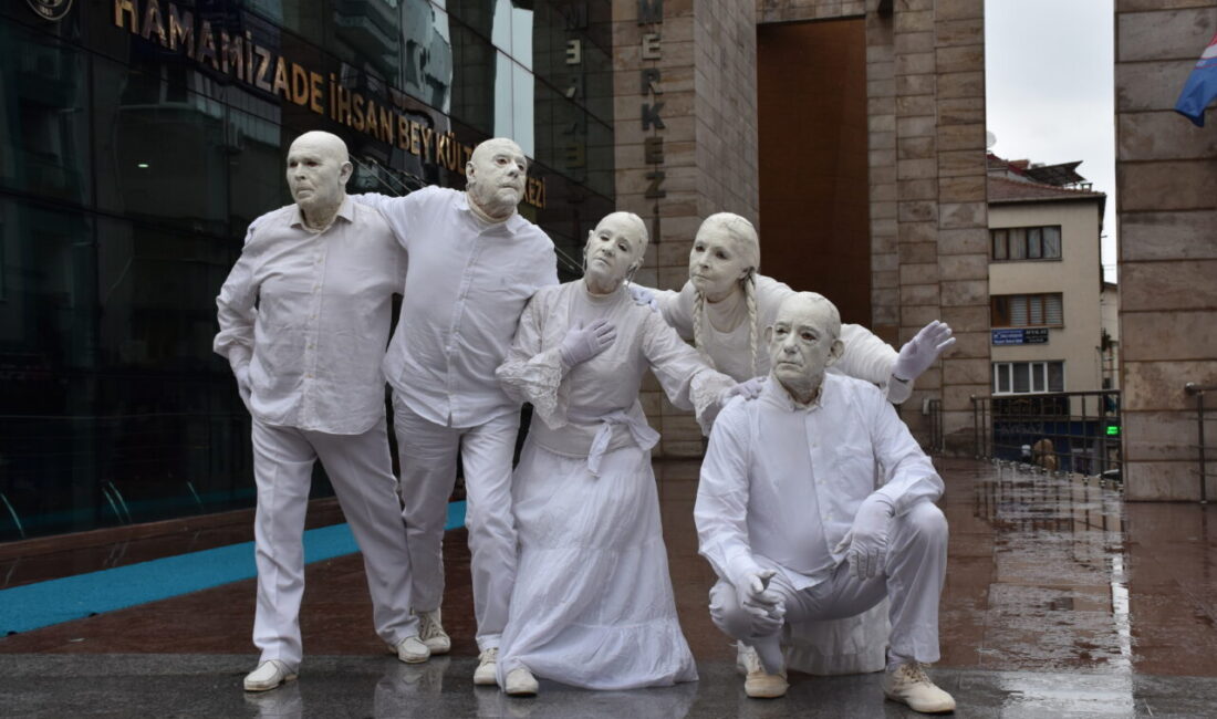 TRABZON (AA) – Trabzon'da "5. Uluslararası Tiyatro Festivali" törenle başladı.