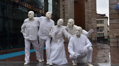 TRABZON (AA) – Trabzon'da "5. Uluslararası Tiyatro Festivali" törenle başladı.