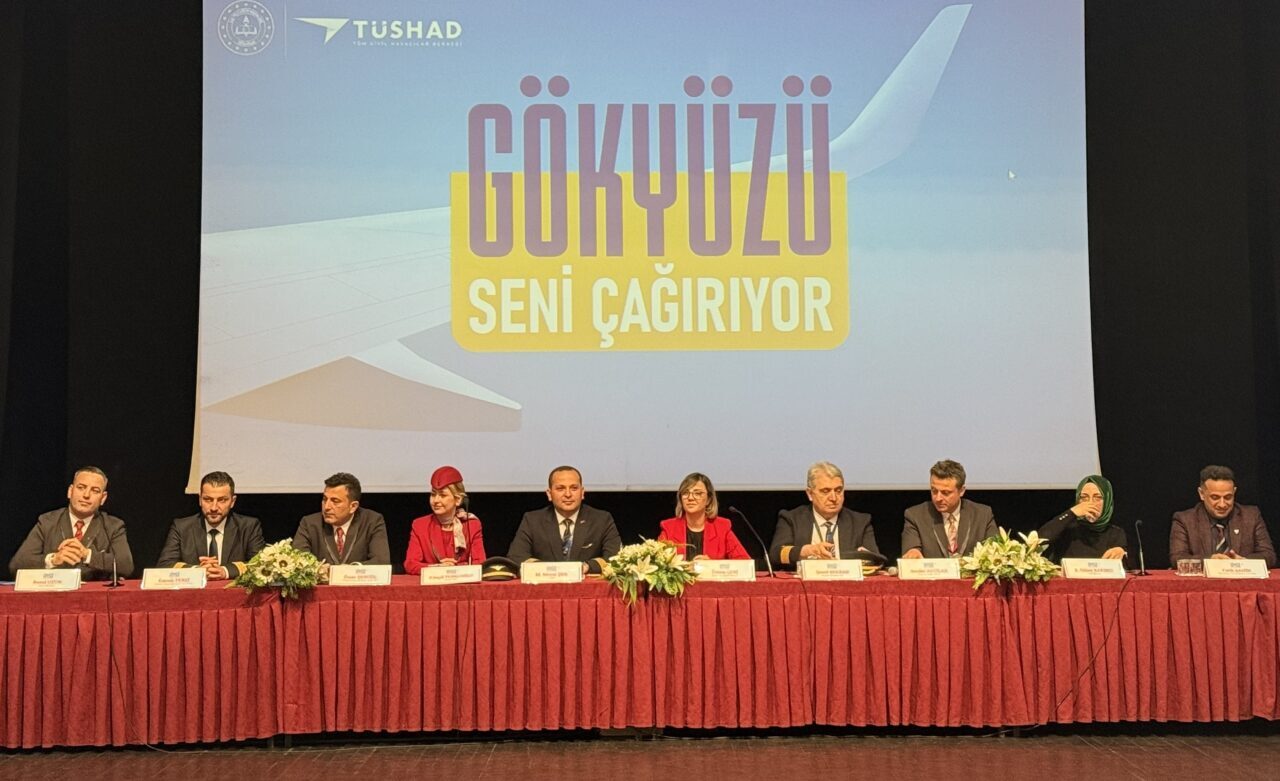TRABZON (AA) – Trabzon'da havacılık sektörü çalışanları, "Gökyüzü Seni Çağırıyor"