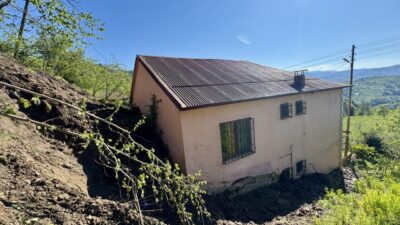 TRABZON (AA) – Trabzon'da heyelan dolayısıyla bir evde hasar oluştu,