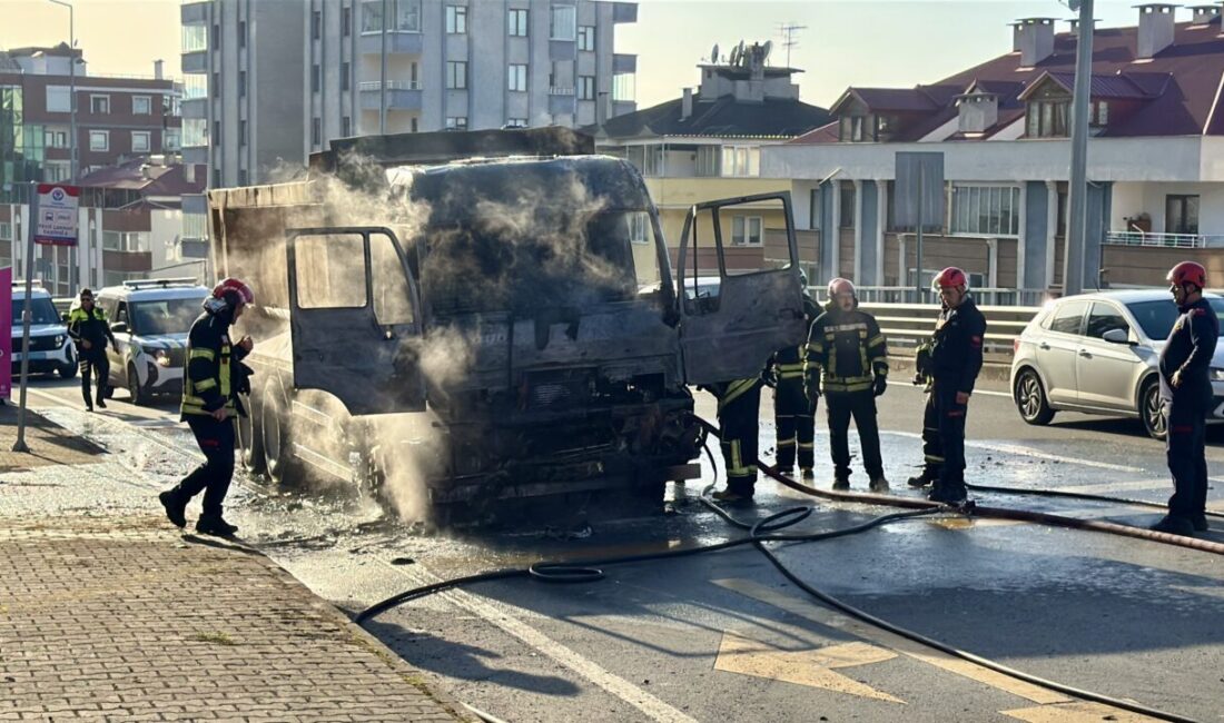 TRABZON (AA) – Trabzon'un Ortahisar ilçesinde hafriyat yüklü tır seyir