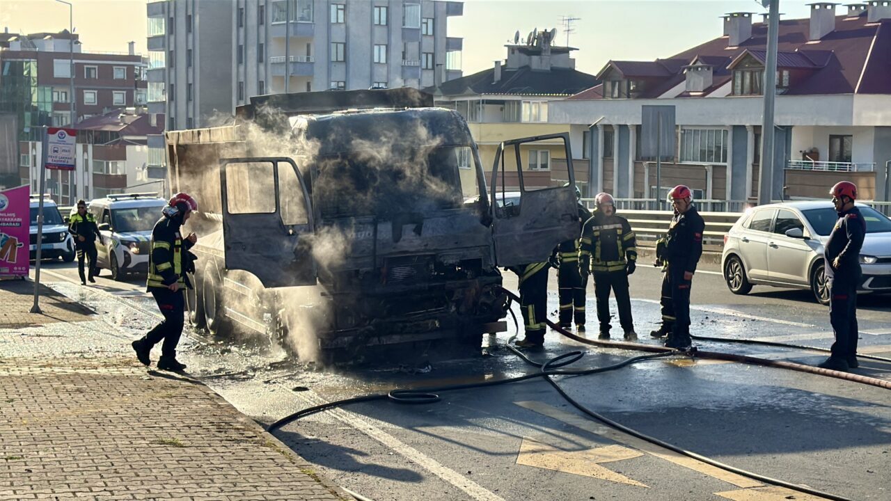 TRABZON (AA) – Trabzon'un Ortahisar ilçesinde hafriyat yüklü tır seyir