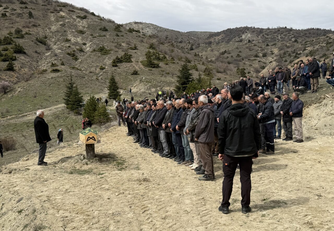 MALATYA (AA) – Malatya'nın Hekimhan ilçesinde maden işçilerini taşıyan servis