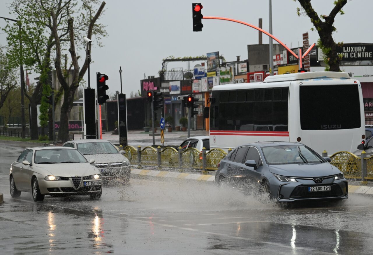 EDİRNE (AA) – Edirne, Kırklareli ve Tekirdağ'da sağanak etkili oluyor.