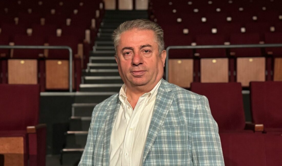 - Genç bir şehzadenin şenlikleri izlemek için gizlice saraydan kaçması