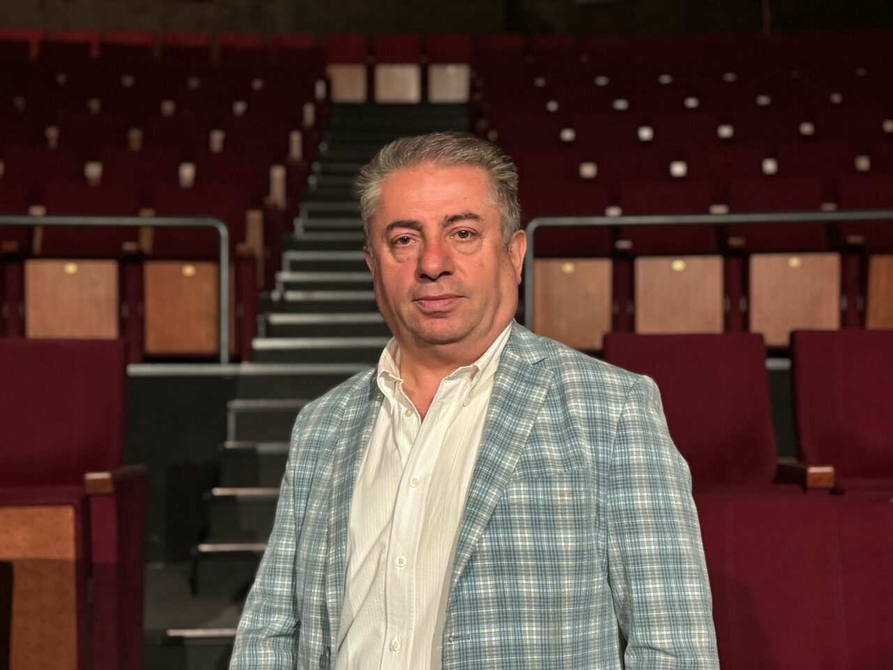 - Genç bir şehzadenin şenlikleri izlemek için gizlice saraydan kaçması