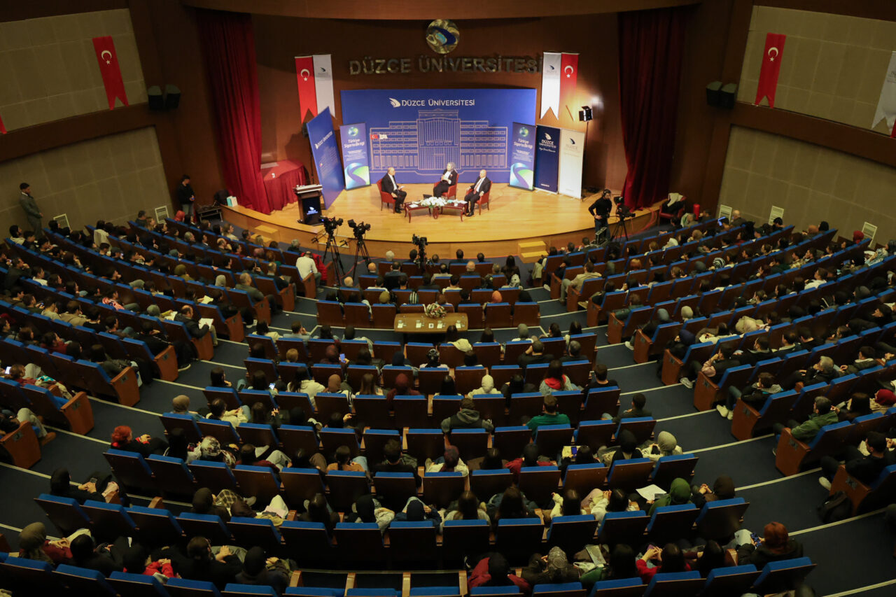 - Düzce Üniversitesi Rektörü Prof. Dr. Nedim Sözbir:
- "Üniversite-finans sektörü