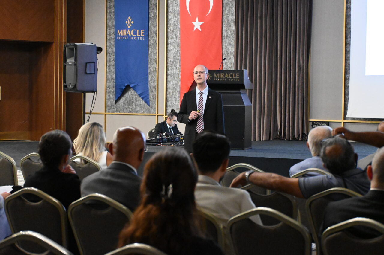 ANTALYA (AA) – Antalya'da turizmdeki yöneticilere yönelik "Turizmde İnsan Hikayesi: