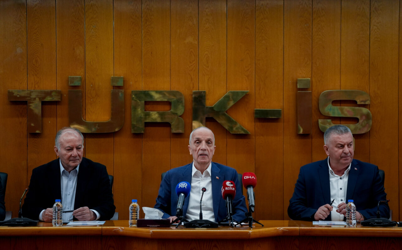 - "TÜRK-İŞ olarak 1 Mayıs'ı, bir bölümünü kendi başımıza, bir