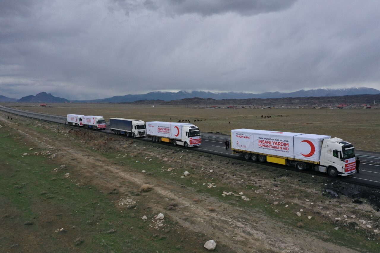 AĞRI (AA) – Türk Kızılayın, barınma, hijyen ve travma kitlerinden