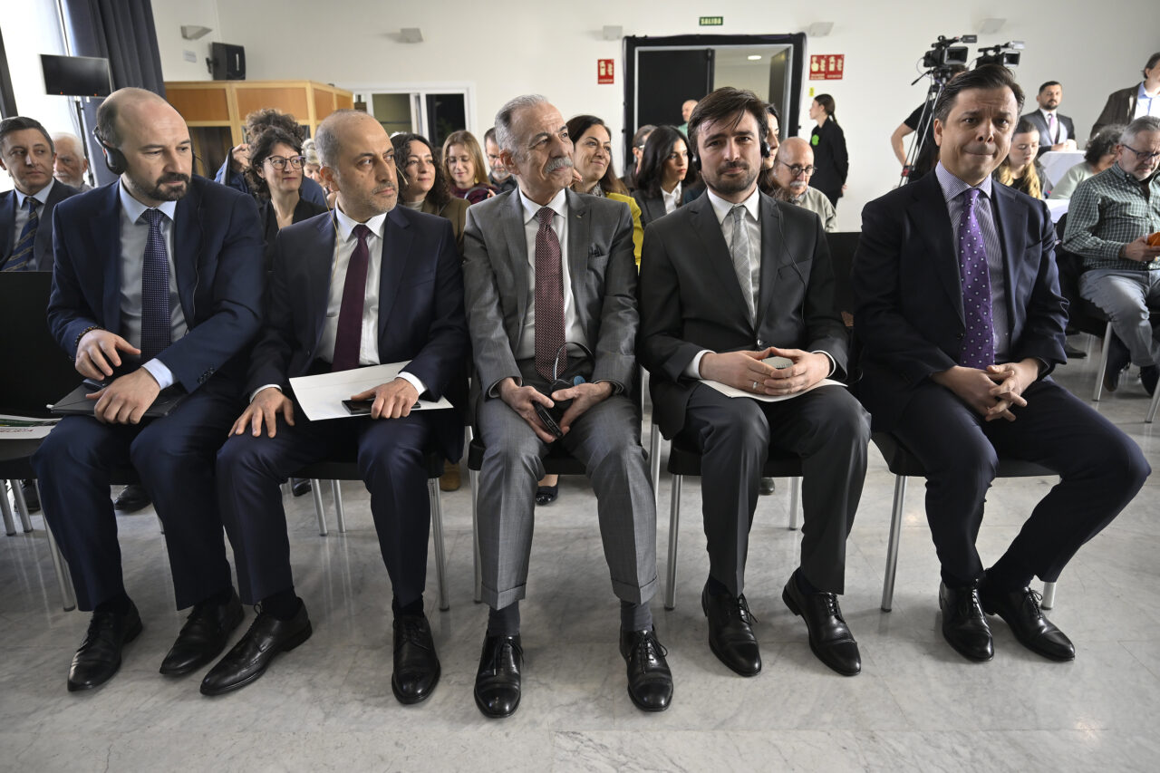 - Türkiye'nin Filistin İnsani Yardımlar Koordinatörü Büyükelçi Mehmet Güllüoğlu:
- "İki