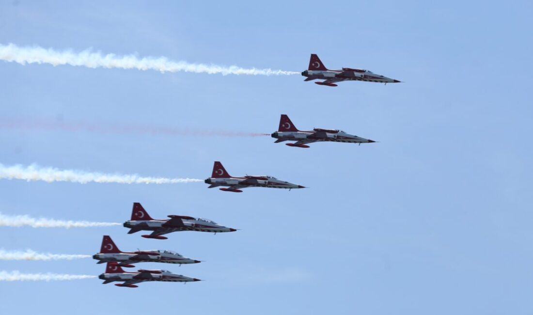 ÇANAKKALE (AA) – Türk Hava Kuvvetlerinin akrobasi timi Türk Yıldızları,