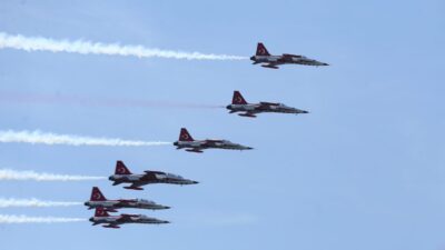 ÇANAKKALE (AA) – Türk Hava Kuvvetlerinin akrobasi timi Türk Yıldızları,